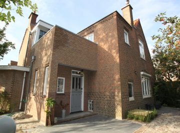 Smit Onderhoudsbedrijf de aannemer in Den Haag en werkt sinds 1980 aan aanbouw, dakkapel en verbouwt en renoveert badkamer, keuken en metselwerk en gevels.