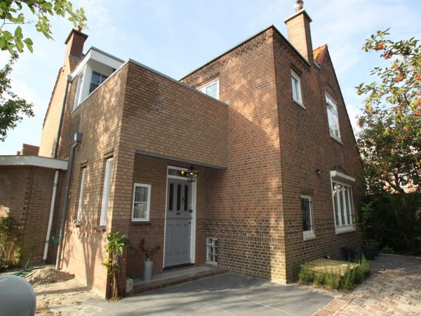 Smit Onderhoudsbedrijf de aannemer in Den Haag en werkt sinds 1980 aan aanbouw, dakkapel en verbouwt en renoveert badkamer, keuken en metselwerk en gevels.