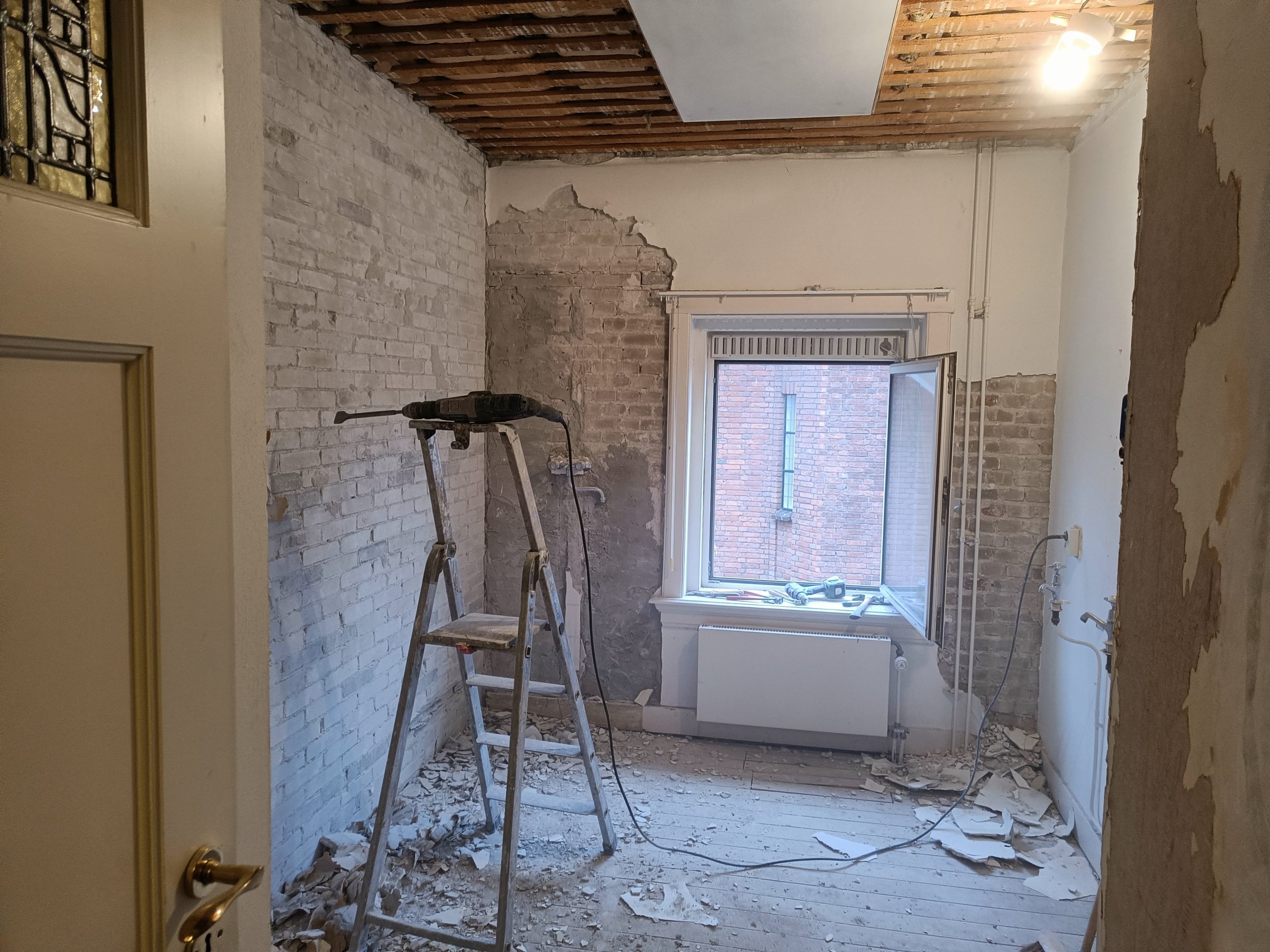 Smit Onderhoudsbedrijf de aannemer in Den Haag en werkt sinds 1980 aan aanbouw, dakkapel en verbouwt en renoveert badkamer, keuken en metselwerk en gevels.